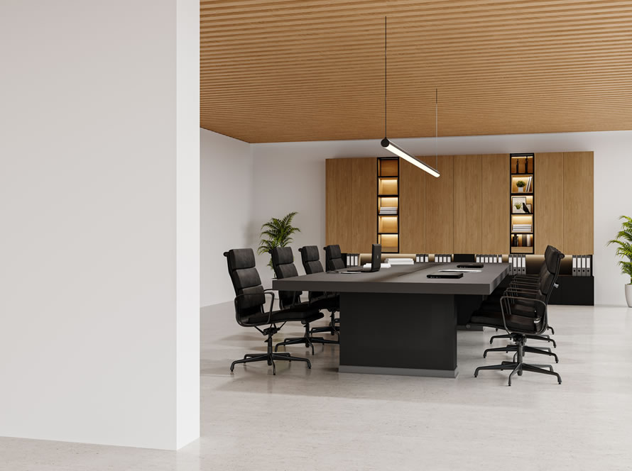 Oficina contemporánea con una gran mesa de reuniones en el centro, techo de madera lineal y estanterías integradas con iluminación cálida.